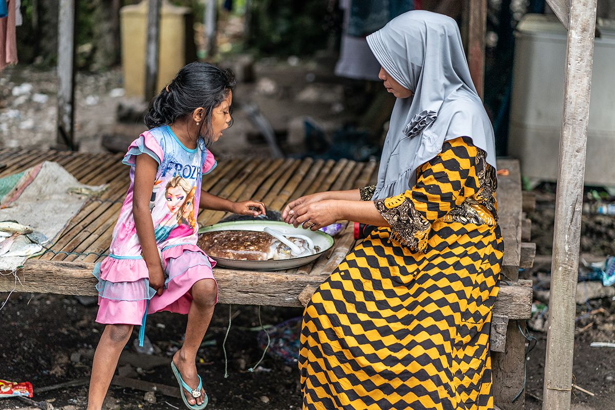 Rosmiati and her daughter.